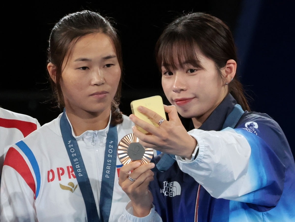 ❤️恭喜！名记戴夫-麦克梅纳敏与美女主持玛莉卡-安德鲁斯于“科比日”完婚