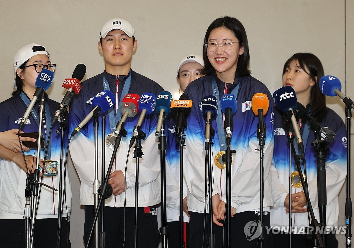 明日独行侠VS掘金伤病报告：东契奇、莱夫利、华盛顿、克勒贝尔均出战成疑