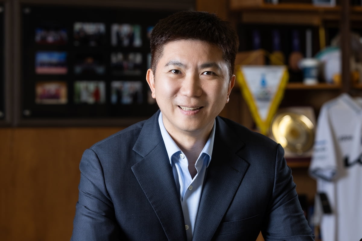禁区内三维弹球！约万诺维奇混战破门 阿德莱德联1-0领先中央海岸水手