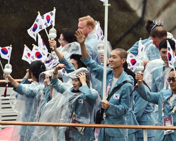 太阳报：恩佐新欢是24岁阿根廷女歌手，社媒粉丝超2000万