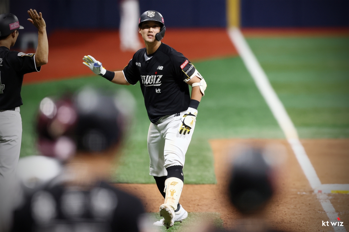 14岁与37岁，费城联合晒09年小将卡万-沙利文与梅西合影