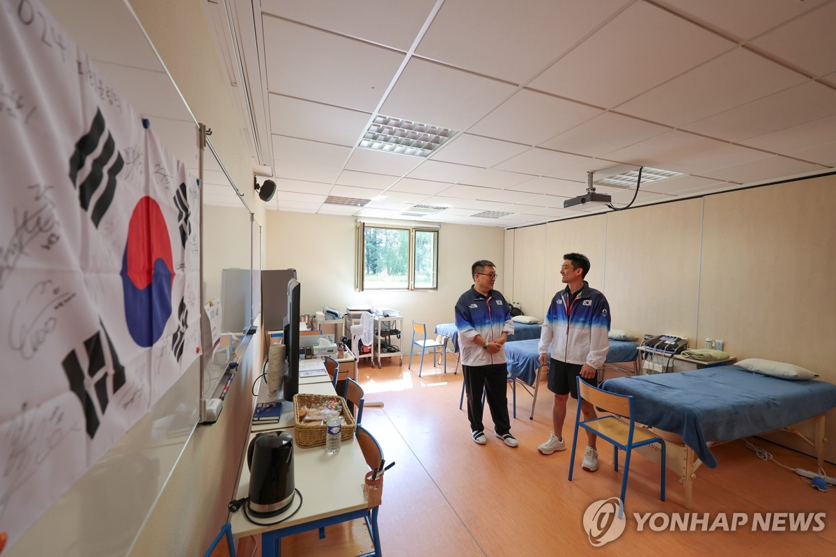 同行的认可，凯恩和穆西亚拉领取上赛季球员工会最佳阵容奖杯